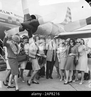 Ankunft Blue Bell Girls in Schiphol, Jean Marais mitten in den Blue Bell Girls Datum: 13. april 1965 Ort: Noord-Holland, Schiphol Schlüsselwörter: Ankünfte, Schauspieler, Filmstars, Showgirls, Schauspieler, Flugplätze persönlicher Name: Blue Bell Girls, Jean Marais Stockfoto