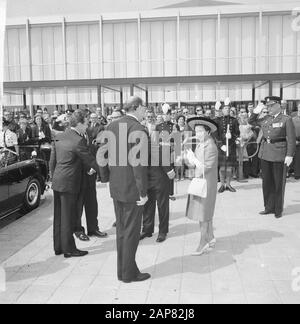 Besuch von Prinzessin Margaret von England und Lord Snowdon in den Niederlanden anlässlich der Eröffnung der British Week in Amsterdam Beschreibung: Bei der Ankunft im RAI in Amsterdam werden Prinzessin Margaret und ihr Mann von Bürgermeister Van Hall begrüßt Datum: 14. Mai 1965 Ort: Amsterdam, Noord-Holland Schlüsselwörter: Ankünfte, Gräber, Prinzessinnen persönlicher Name: Margaret (Prinzessin Großbritannien), Snowdon, Lord Stockfoto