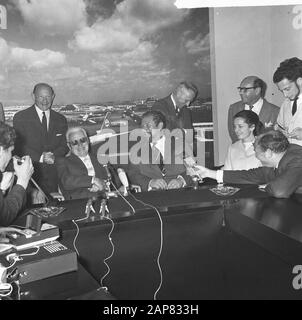 Ankunft der Schauspieler Charlie Chaplin und Peter Ustinov und ihrer Ehefrauen auf Schiphol Beschreibung: Chaplin und Peter Ustinov (rechts sitzend) während der Pressekonferenz Datum: 23. Juni 1965 Ort: Noord-Holland, Schiphol Schlüsselwörter: Schauspieler, Pressekonferenzen persönlicher Name: Chaplin, Charlie, Ustinov, Peter Stockfoto