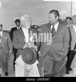 Ankunft der Schauspieler Charlie Chaplin und Peter Ustinov und ihrer Ehefrauen auf Schiphol Beschreibung: Chaplin und Ustinov Laufdatum: 23. Juni 1965 Ort: Noord-Holland, Schiphol Schlüsselwörter: Schauspieler persönlicher Name: Chaplin, Charlie, Ustinov, Peter Stockfoto