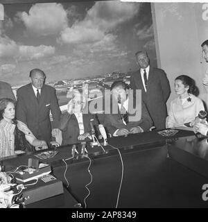 Ankunft der Schauspieler Charlie Chaplin und Peter Ustinov und ihrer Ehefrauen auf Schiphol Beschreibung: Chaplin und Peter Ustinov (rechts sitzend) während der Pressekonferenz Datum: 23. Juni 1965 Ort: Noord-Holland, Schiphol Schlüsselwörter: Schauspieler, Pressekonferenzen persönlicher Name: Chaplin, Charlie, Ustinov, Peter Stockfoto