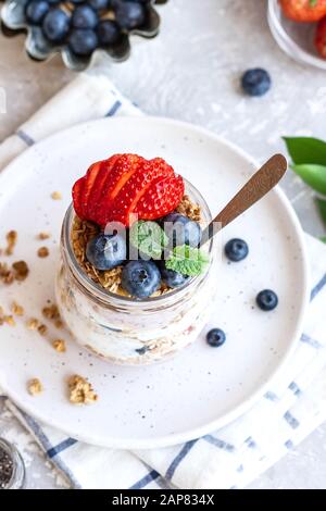 Joghurt Pudding mit chia Samen, hausgemachtem Granola und frischen Beeren in einem Glasbecher. Leichter Snack. Gesundes Frühstück. Stockfoto