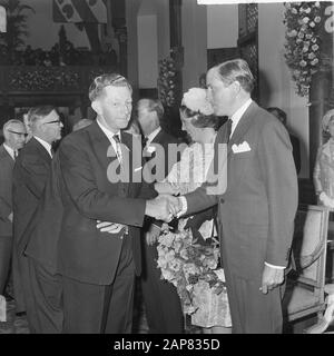 Engagement Prinzessin Beatrix und Claus von Amsberg Beschreibung: Herr Koekoek gratuliert Claus von Amsberg Datum: 29. Juni 1965 Schlüsselwörter: Herzlichen Glückwunsch, Engagements persönlicher Name: AMSBERG, Claus von Stockfoto