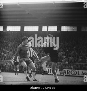 AJAX gegen PSV 2-0 greift Ko Prins Torhüter Strich vom PSV an, neben ihm Van Wissen Datum: 5. September 1965 Schlagwörter: Torhüter, Sport, Fußball Personenname: Ko Prince Stockfoto