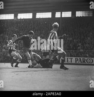 AJAX gegen PSV 2-0, Ko Prins im Duell mit Torhüter Strich, völlig richtig Kemper Datum: 5. September 1965 Schlagwörter: Duelle, Torhüter, Sport, Fußball Personenname: Ko Prince Stockfoto