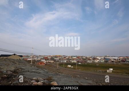 Blick auf Rankin Inlet, eine entlegene arktische Gemeinde in Nunavut, im Sommer mit blauem Himmel Stockfoto