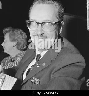 Ankunft Forrest Ackerman in Central Station (Literaturagent) inmitten zweier Monster Forres Ackerman (Überschrift) Datum: 10. August 1965 Schlüsselwörter: Monster, Ankünfte, Agenten persönlicher Name: Forrest Ackerman Stockfoto
