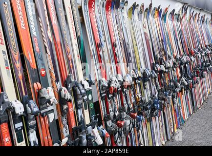 Montreal, Kanada - 23. Dezember 2019: Alpine Abfahrtsskis verschiedener Marken wie Atomic, Rossignoli, Fischer usw. stehen gegen eine Wand in einem SK Stockfoto