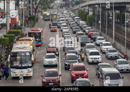 Manila, Philippinen - 20. Januar 2020: Starker Verkehr, viele Autos auf der Edsa Road in der Hauptverkehrszeit Stockfoto