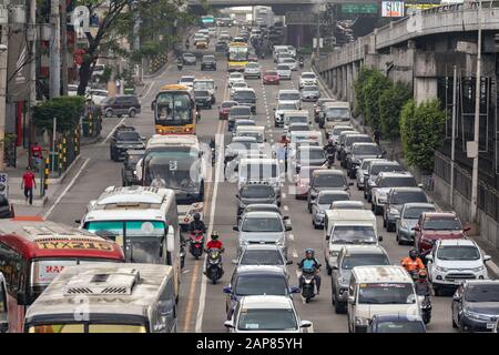 Manila, Philippinen - 20. Januar 2020: Starker Verkehr, viele Autos auf der Edsa Road in der Hauptverkehrszeit Stockfoto