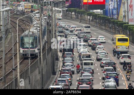 Manila, Philippinen - 20. Januar 2020: Schwerverkehr, viele Autos und MRT-Züge auf der Edsa Road in der Hauptverkehrszeit Stockfoto