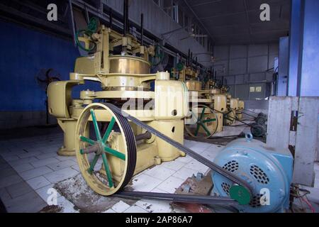 Alte Trocknungsmaschinen in einer Teeverarbeitungsfabrik. In Darjeeling, Westbengalen, Indien. Stockfoto