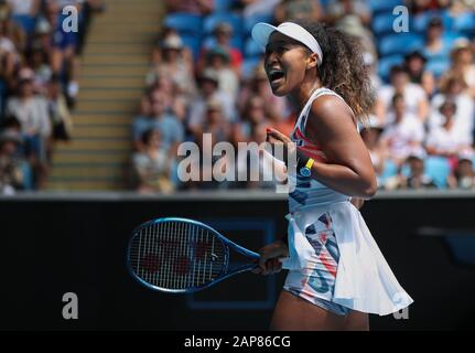 Melbourne, Australien. Januar 2020. Osaka Naomi aus Japan feiert beim zweiten Vorrundenspiel im Dameneinzel gegen Zheng Saisai aus China bei der Tennismeisterschaft der Australian Open in Melbourne, Australien am 22. Januar 2020. Credit: Wang Jingqiang/Xinhua/Alamy Live News Stockfoto