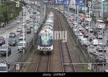 Manila, Philippinen - 20. Januar 2020: Schwerverkehr, viele Autos und MRT-Züge auf der Edsa Road in der Hauptverkehrszeit Stockfoto