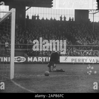 AJAX gegen Telstar 6-2, Torhüter Stuy von Telstar by the Knien für Angriffe Ajax (sechsmal) Datum: 13. März 1966 Schlüsselwörter: Sport, Fußball Stockfoto