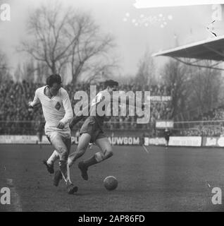 AJAX gegen Telstar 6-2, Cruijff im Duell Datum: 13. März 1966 Schlagwörter: Sport, Name der Fußballperson: Cruijff, Johan Stockfoto