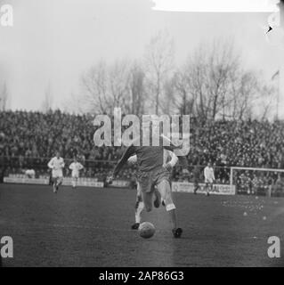 AJAX versus Telstar 6-2, Klaas Nuninga in Aktion Datum: 13. März 1966 Schlüsselwörter: Sport, Fußball Personenname: Klaas Nuninga Institution Name: AJAX, Telstar Stockfoto