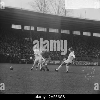 AJAX gegen Telstar 6-2, Piet Keizer schießt Datum: 13. März 1966 Ort: Amsterdam Schlagwörter: Sport, Fußball Personenname: Keizer, Piet Stockfoto