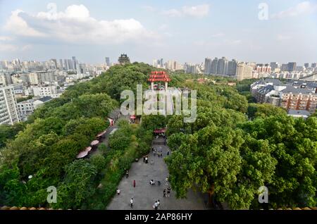 Gelber Kranturm: Panoramablick nach Osten Wuhan und die Millennium Bell. China Stockfoto