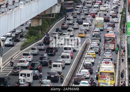 Manila, Philippinen - 20. Januar 2020: Starker Verkehr, viele Autos auf der Edsa Road in der Hauptverkehrszeit Stockfoto