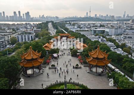 Gelber Kranturm: Blick nach Westen mit dem Tortoise Hill und dem Tortoise Mountain TV Tower. Wuhan, China Stockfoto