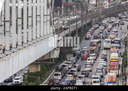 Manila, Philippinen - 20. Januar 2020: Starker Verkehr, viele Autos auf der Edsa Road in der Hauptverkehrszeit Stockfoto