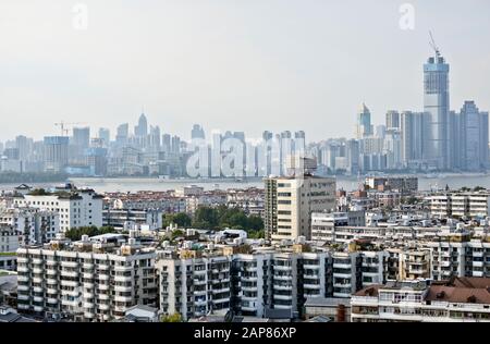 Wuhan, China. Panoramaaussicht vom gelben Kranturm mit dem Jangtsekiang Stockfoto