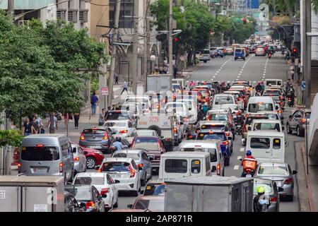 Manila, Philippinen - 20. Januar 2020: Starker Verkehr, viele Autos auf der Edsa Road in der Hauptverkehrszeit Stockfoto