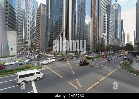 Manila, Philippinen - 20. Januar 2020: Verkehr und Autos an der Kreuzung in Makati, Ayala Avenue Stockfoto