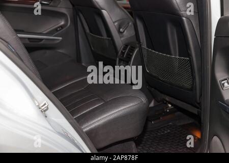 Close-up auf der Vorderseite alte Klassiker Rückenlehne Sitz mit schwarzem Leder und Taschen, der verwendeten Fahrzeug in schlechtem Zustand im Inneren nach einze Stockfoto