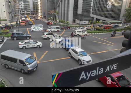 Manila, Philippinen - 20. Januar 2020: Verkehr und Autos an der Kreuzung in Makati, Ayala Avenue Stockfoto