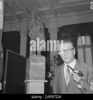 Besuch des Autors Georges Simenon in Amsterdam Beschreibung: Der belgische Detektivautor steht Modell der Maigret-Statue im Amstelhotel Datum: 2. September 1966 Standort: Amsterdam, Noord-Holland Schlüsselwörter: Bilder, Porträts, Schriftsteller persönlicher Name: Magrait, Simenon, Georges Stockfoto