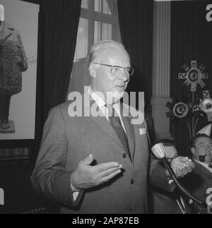 Besuch des Autors Georges Simenon in Amsterdam Beschreibung: Herr A. W. Bruna (Verlag Zwarte Beertjes) hält eine Rede im Amstelhotel Datum: 2. September 1966 Standort: Amsterdam, Noord-Holland Schlüsselwörter: Porträts, Reden, Verlage persönlicher Name: Bruna, A. W. Stockfoto