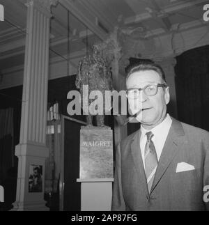 Besuch des Autors Georges Simenon in Amsterdam Beschreibung: Der belgische Detektivautor an der Maigret-Statue im Amstelhotel Datum: 2. September 1966 Standort: Amsterdam, Noord-Holland Schlüsselwörter: Statuen, Porträts, Schriftsteller persönlicher Name: Magrait, Simenon, Georges Stockfoto