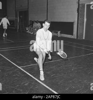 Badminton Turnier in Haarlem, Huub van Ginneken im Einsatz Datum: 14. Januar 1967 Ort: Haarlem Schlagwörter: Badminton, Turniere Personalname: Huub van Ginneken Stockfoto