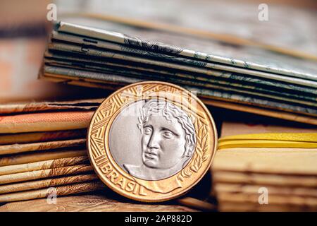 Brasilianisches Real - BRL. Foto einer echten Münze über viele Geldscheine. Banknoten zu fünfzighundert Reais. Stockfoto