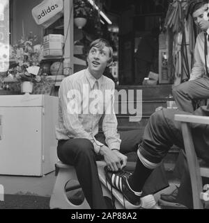 Johan Cruijff in seinem Sportgeschäft Beschreibung: Cruyff hilft einem Kunden, einen Schuh zu passen Datum: 8. August 1968 Standort: Amsterdam, Noord-Holland Schlüsselwörter: Porträts, Sportangelegenheiten persönlicher Name: Cruyff, Johan Stockfoto