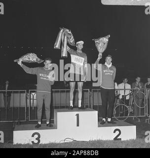 Nationale Bahnweltmeisterschaften 1969 im Olympiastadion von Amsterdam Beschreibung: Die Zeremonie der Pros Verfolgung, v.l.n.r Rini Wagtmans, Gert Bongers und Peter Post Datum: 31. Juli 1969 Ort: Amsterdam, Noord-Holland Schlagwörter: Rennen, Radsport, Radsport persönlicher Name: Bongers, Gert, Post, Peter, Wagtmans, Rini Stockfoto