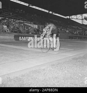 Radsport der nationalen Bahnweltmeisterschaften 1969 im Olympiastadion von Amsterdam Beschreibung: Im Ziel Sprint Profis schlagen Leijn Loevesijn (r) Jan Janssen Datum: 24. Juli 1969 Ort: Amsterdam, Noord-Holland Schlagwörter: Bahnradsport, Sport, Stadien, Radsport, Radfahrer persönlicher Name: Janssen, Jan, Loevesijn, Leijn Stockfoto