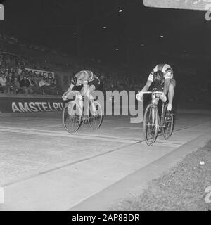 National Track Championats 1969 im Olympiastadion von Amsterdam Beschreibung: Das Finish Pro Sprinters Finale, linke Reiter und rechte Gerard Kool (Champion) Datum: 31. Juli 1969 Ort: Amsterdam, Noord-Holland Schlagwörter: Rennen, Radsport, Radsport persönlicher Name: Cool, Gerard Stockfoto