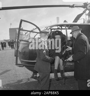 Arbeitsbesuch von Königin Juliana im Hafengebiet von Rotterdam Beschreibung: Ankunft Königin Juliana mit dem Hubschrauber in Rozenburg Datum: 28. Oktober 1966 Standort: Rotterdam, South Holland Schlüsselwörter: An- und Abreise , Besuche, Hubschrauber, Königinnen persönlicher Name: Juliana (Königin Niederlande) Stockfoto