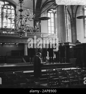 Generalprobe von Carel Briels für Gijsbrecht van Aemstel in der Westerkerk in Amsterdam Beschreibung: Der Regisseur mit den Schauspielern auf der Bühne im Hintergrund Datum: 17. Dezember 1973 Ort: Amsterdam, Noord- Holland Schlagwörter: Schauspieler, Kirchen, Proben, Bühnenregisseure, Theaterstücke Personenname: Briels, Carel Institutionname: Westerkerk Stockfoto