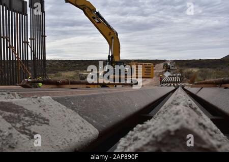 Die Bautrupps platzieren Stahlbollards beim Projekt Tucson 3 entlang der Grenzsperre in der Nähe von Douglas, Arizona, 15. Januar 2020. Das Projekt Tucson 3 umfasst etwa 32 km und ersetzt verfallene und veraltete Konstruktionen durch ein Stahlbollard-Barrieresystem. Das U.S. Army Corps of Engineers, South Pacific Border District, erbringt vertragliche Dienstleistungen, einschließlich Design- und Bauaufsicht, von Verteidigungsministerium finanzierte Projekte der Südwestgrenzbarrieren in Kalifornien, Arizona, New Mexico und Texas auf Anweisung der Verwaltung und auf Anfrage des Department of Homeland Stockfoto