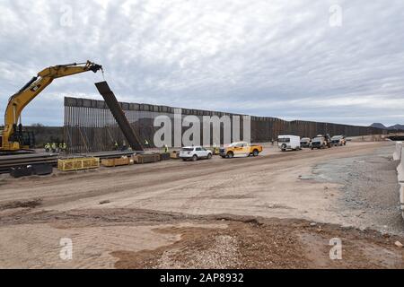 Die Bautrupps platzieren Stahlbollards beim Projekt Tucson 3 entlang der Grenzsperre in der Nähe von Douglas, Arizona, 15. Januar 2020. Das Projekt Tucson 3 umfasst etwa 32 km und ersetzt verfallene und veraltete Konstruktionen durch ein Stahlbollard-Barrieresystem. Das U.S. Army Corps of Engineers, South Pacific Border District, erbringt vertragliche Dienstleistungen, einschließlich Design- und Bauaufsicht, von Verteidigungsministerium finanzierte Projekte der Südwestgrenzbarrieren in Kalifornien, Arizona, New Mexico und Texas auf Anweisung der Verwaltung und auf Anfrage des Department of Homeland Stockfoto