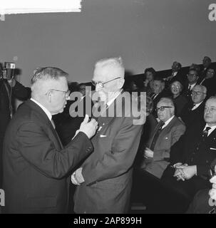 Der Albert-Schweitzer-Preis, der an Prof. dr. W. Banning (nicht auf dem Foto), Right dr. H. de Rook Datum: 12. Januar 1963 Schlagwörter: Preise, Auszeichnungen Personenname: Banning, W., Dr. H. de Rook Stockfoto