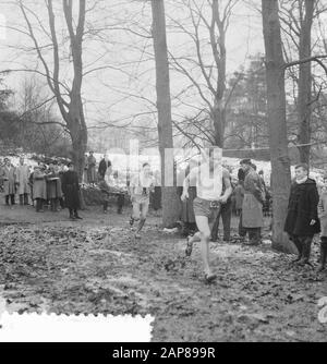 Crossloop-Meisterschaft der Niederlande in Arnheim. Erster Henk Viset Datum: 24. Februar 1957 Ort: Arnhem Schlagwörter: Leichtathletik, Querfeldeinwanderungen persönlicher Name: Viset, Henk Stockfoto