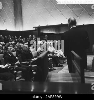 Besuch des thailändischen Königspaares bei Philips Datum: 26. Oktober 1960 Ort: Eindhoven Schlüsselwörter: Besuche, Fabriken, Königspaare, Touren persönlicher Name: Bhumibol Adulyadej (König Thailand), Sirikit (Königin Thailand) Name Der Einrichtung: Philips Stockfoto