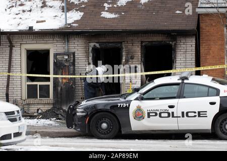 Ontario, Kanada 2020:Feuer ermittelt Hausarrodung. Polizei blockiert Ermittlungen wegen Tatort mit gelbem Klebeband. Nachwirkungen der Wohnung durch Tanne zerstört Stockfoto