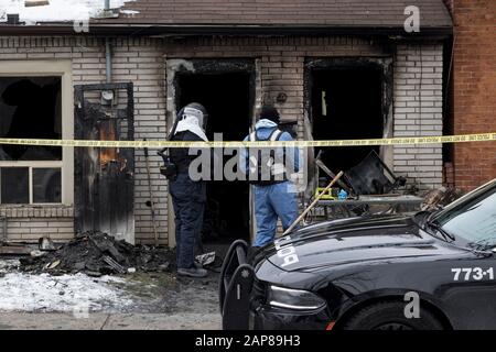 Brandstiftung untersucht und von Brandmarschalls bereinigt. Am Tatort nach Beweisen und Ursache für Hausbrand suchen. Wohnkomm Stockfoto