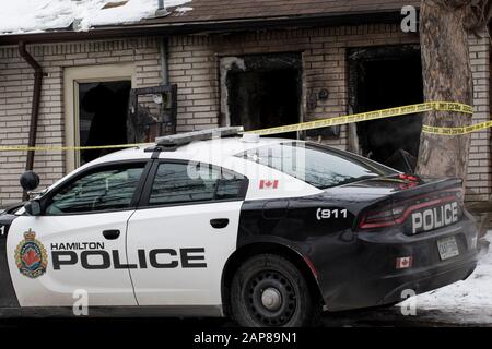 Ontario, Kanada 2020:Branduntersuchung im Gange Brandstiftung Tatort mit Polizeiwagen und gelbem Klebeband. Stark geschädigtes Wohnheim durch f zerstört Stockfoto